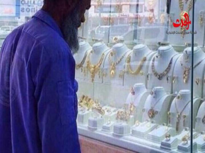عامل نظافة يشعل مواقع التواصل بعد أن سخر منه سعودي لوقوفه أمام محل ذهب!