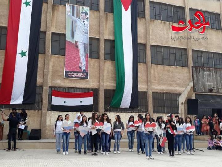 مدرسة مصعب بن عميرفي حمص تكرم أبناء الشهداء وتحتفل بأعياد نيسان 