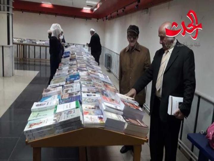 معرض الكتاب مستمر في المركز الثقافي في حمص 