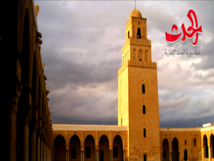 في تونس : مؤذن يتسبب بإفطار مواطنين صائمين قبل 7 دقائق من آذان المغرب؟!