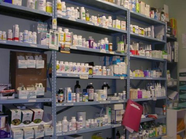 مجلس الوزراء :السماح باستيراد الأدوية من الشركات التي لديها مستودعات في المناطق الحرة