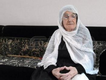 (أم صابر) معمرة من السويداء عمرها 104 سنوات لم تزر طبيباً في حياتها