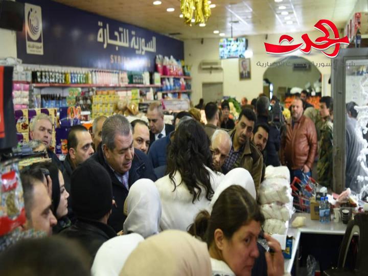الوزير النداف يجول على عدد من صالات السورية للتجارة للاطلاع على حسن تطبيق عمليات البيع