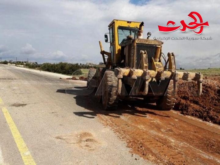 إزالة السواتر الترابية والعوائق على الطريق الدولية من خان شيخون إلى معرة النعمان