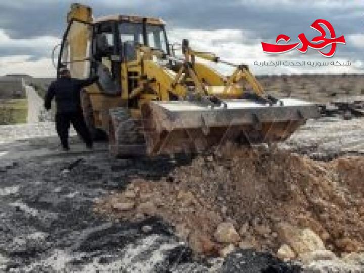 إزالة السواتر الترابية والعوائق على الطريق الدولية من خان شيخون إلى معرة النعمان