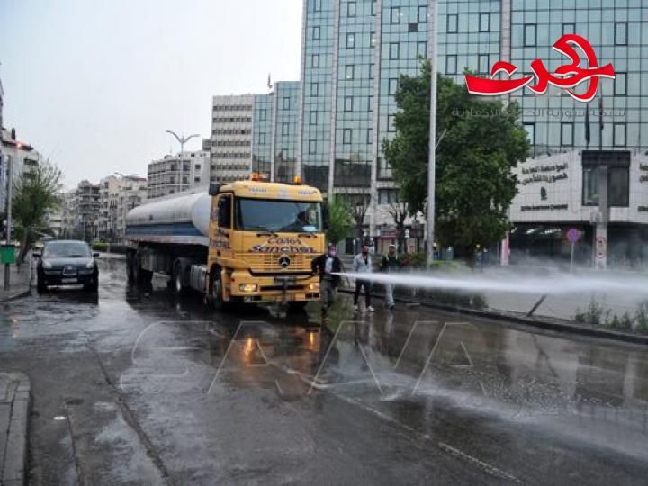 تواصل حملات التعقيم للشوارع في دمشق