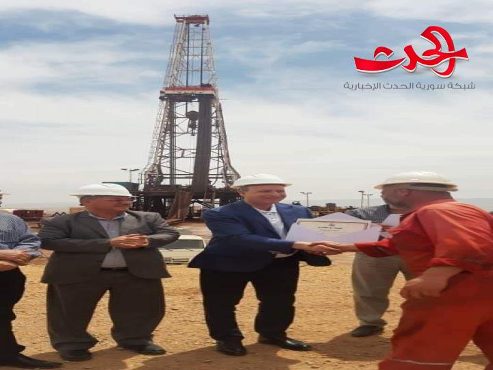 وزارة النفط تضع بئر قارة 8 في الخدمة بطاقة إنتاجية 150 ألف متر مكعب غاز يومياً