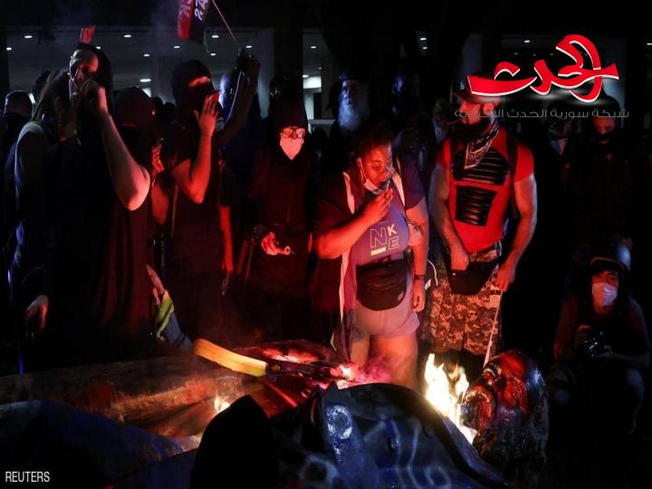 محتجون يحرقون تمثالا في امريكا.. وترامب يستشيط غضبا 