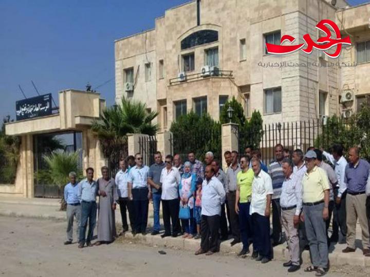 العاملون في السورية للحبوب وكهرباء الحسكة يعتصمون ضد احتلال “قسد” لمقرات عملهم