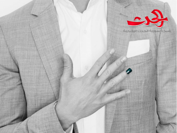 ممثل سوري ينشر صوره واضعا طلاء الاظافر على يديه
