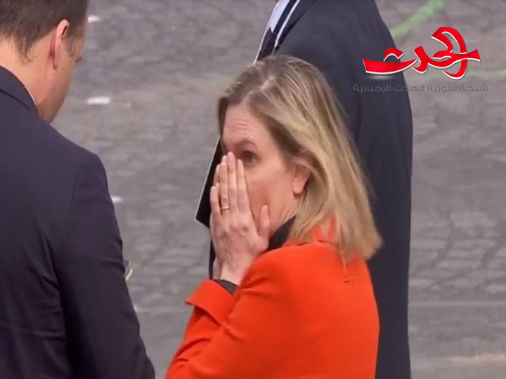 بالفيديو.. وزيرة فرنسية تتعرض لموقف محرج بسبب الكمامة