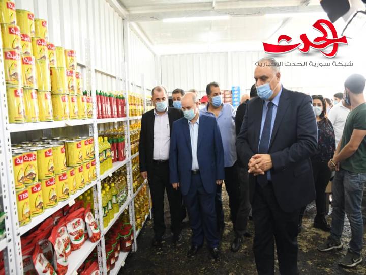 الوزير البرازي يفتتح السوق الشعبي لغرفة ريف دمشق في منطقة كراجات العباسيين 