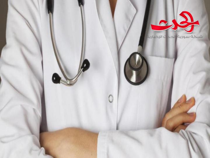 طبيبان متواريان عن الانظار في قضية وفاة شابة تحت العملية