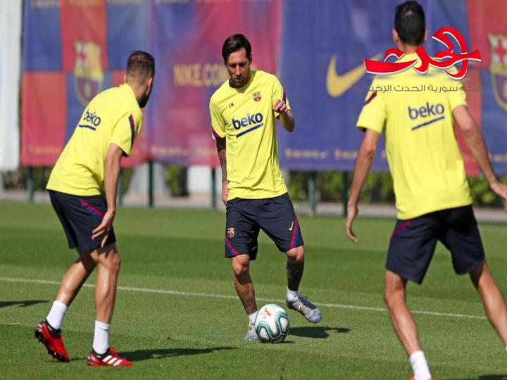 ميسي يبلغ نادي برشلونة أنه لن يحضر التدريبات والمدير يؤكد