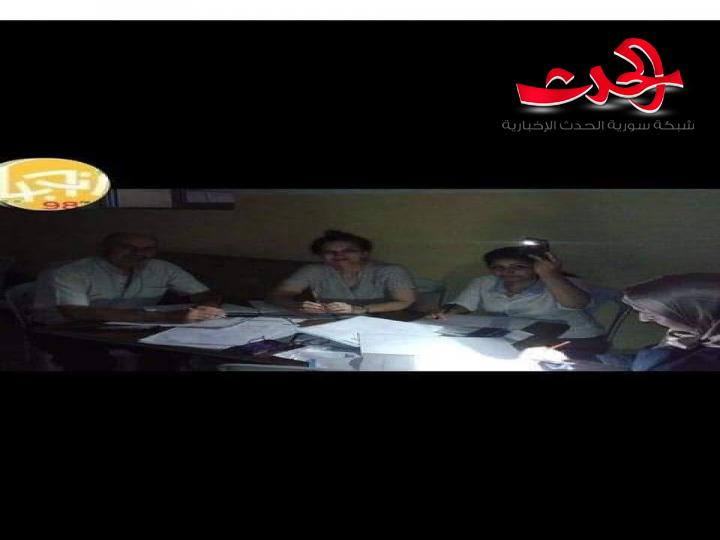 اساتذة في حمص يصححون الاوراق الامتحانية على فلاش الموبايل