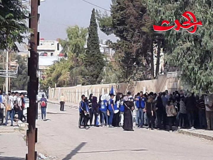 ميليشيا قسد تعتدي على الطلاب المعتصمين أمام مدرسة اكتفوقين في ريف الحسكة