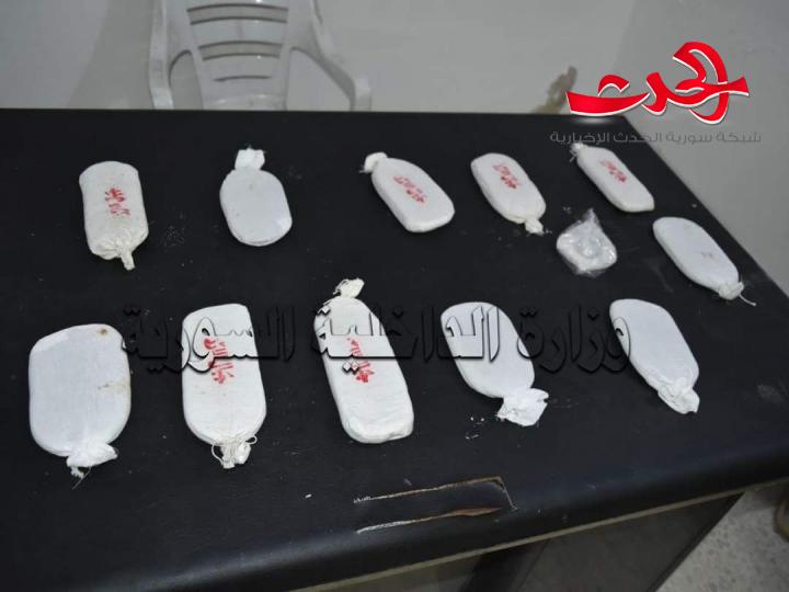 القبض على ممتهن تجارة مخدرات في حمص بحوزته ٢ كغ من الحشيش المخدر 