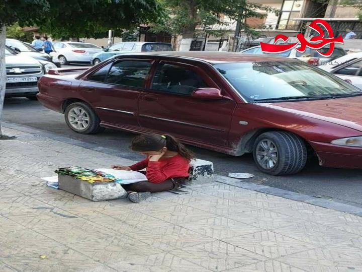 وزير التربية دارم طباع يتبنى الطفلة التي كانت تؤدي واجباتها المدرسية على قارعة الطريق