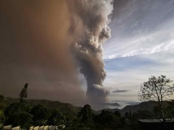 شاهد بالصور لقطات لبركان الفلبين