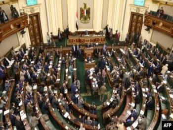 دعوة في البرلمان المصري لإيقاف القبلات منعا لانتشار كورونا