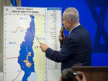 نتنياهو يرسم خرائط الكيان الصهيوني حسب" صفقة القرن"