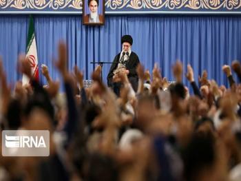 قائد الثورة الإسلامية الإيرانية: مخططات الاعداء ستفشل والمشاركة في الانتخابات بلورة لبرلمان أقوى
