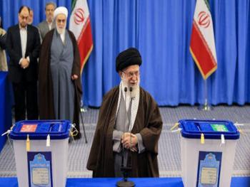 الإمام السيد علي الخامنئي يدلي بصوته في الانتخابات الإيرانية