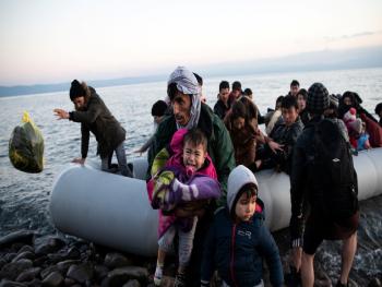 بسبب تعنت أردوغان وابتزازه في قضية اللاجئين.. وفاة طفل لاجئ على السواحل اليونانية