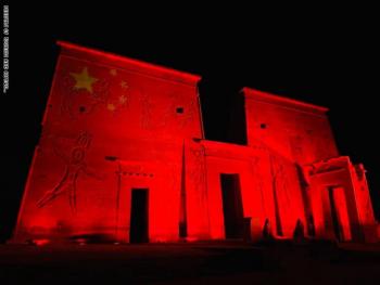 مصر تتضامن مع الصين وتضيء 3 معالم من معالمها التاريخية بألوان العلم الصيني