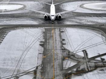 هبوط طائرة في مطار موسكو بسبب خلل تقني