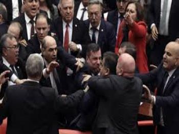 أردوغان غاضب من الشجار الذي دار في البرلمان ويطالب بتعويض ١٦٥ الف دولار