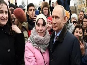 بوتين يتلقى عرضا للزواج من فتاة في مدينة العرائس الروسية