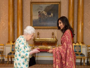 الملكة اليزابيت تلغي المصافحات بقفازات أو بدون في لقاءاتها الملكية