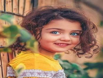 الطفلة الايرانية التي اشتهرت باصابتها بكورونا تطمئن جمهورها على وسائل التواصل الاجتماعي