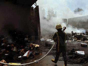 اخماد حريق ضخم في تجمع الزبلطاني اقتصر على الماديات