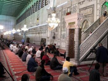مع الالتزام بالاجراءات الاحترازية إقامة صلاة الجمعة في المسجد الاموي