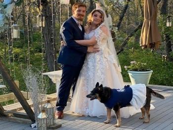 بعد أن ألغي حفل زفافهما بسبب كورونا.. تزوجا في الحديقة مع وصيفات شرف من الكلاب