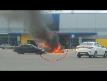 بالفيديو.. بطل عالمي ينقذ طفلين من سيارة تحترق