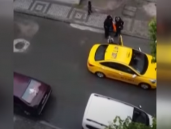 بالفيديو.. سائق تكسي تركي يطرد إمراة سورية حامل من سيارته.. تعرف التفاصيل