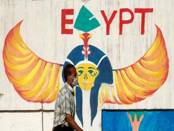 مصر تخفض ساعات الحظر وافتتاح المحلات حتى الساعة السادسة مساء بدءا من الاحد