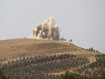 الطيران الحربي السوري يستهدف أرتالا من المسلحين في جبل الزاوية