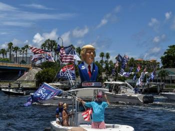 مؤيدو ترامب يحتفلون بعيد ميلاده باستعراض لقواربهم على مياه فلوريدا