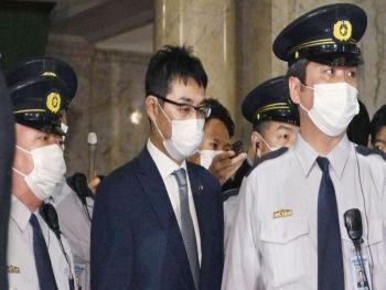 اليابان تعتقل وزير عدلها السابق بتهمة شراء صوت لزوجته