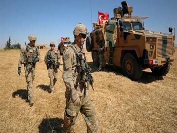 الاحتلال التركي يواصل عمليات سرقة القمح والأهالي يقطعون الطرق لمنع وصوله إلى تركيا