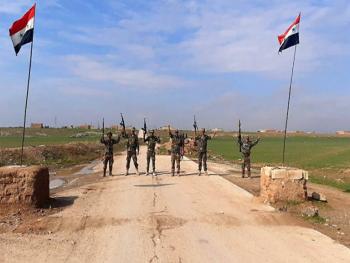 حاجز للجيش العربي السوري يمنع رتلا عسكريا للاحتلال الامريكي من المرور