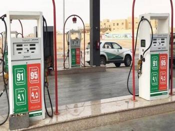 «ثورة» البنزين في السعودية.. ومغردون محمد بن سلمان «أكبر منافق»