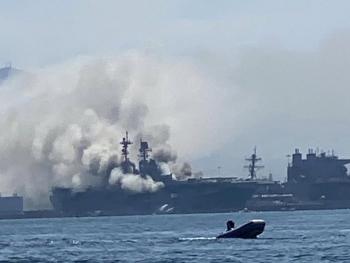  إصابة 21 بحارا في حريق غامض على ظهر السفينة الأمريكية "بونهوم ريتشارد"