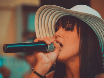 الحكم بالسجن والغرامة المالية على المغنية الجزائرية التي انتقدت العناية الطبية ضد كورونا