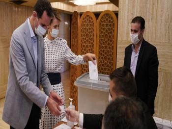 الرئيس الاسد  والسيدة عقيلته يدليان بصوتهما بالعملية الانتخابية 