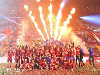 ليفربول يحتفل بفوز تاريخي على تشيلسي محققا لقب الدوري